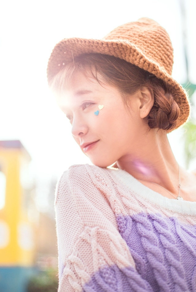 清纯美女游乐园旋转木马甜蜜快乐玩耍