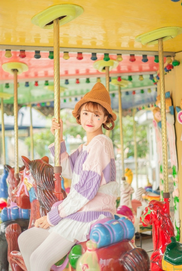 清纯美女游乐园旋转木马甜蜜快乐玩耍