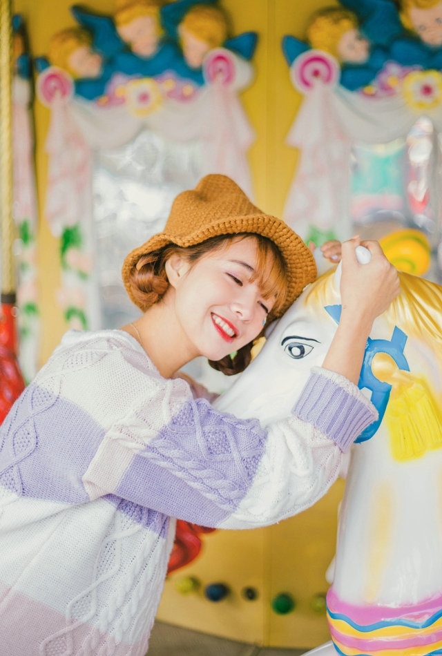 清纯美女游乐园旋转木马甜蜜快乐玩耍