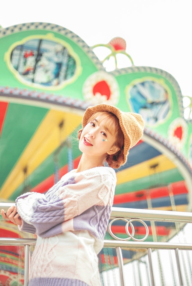 清纯美女游乐园旋转木马甜蜜快乐玩耍