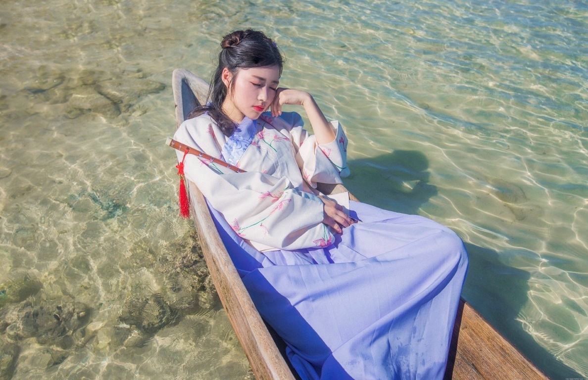 镜花水月的古装美女海边唯美写真气质迷人