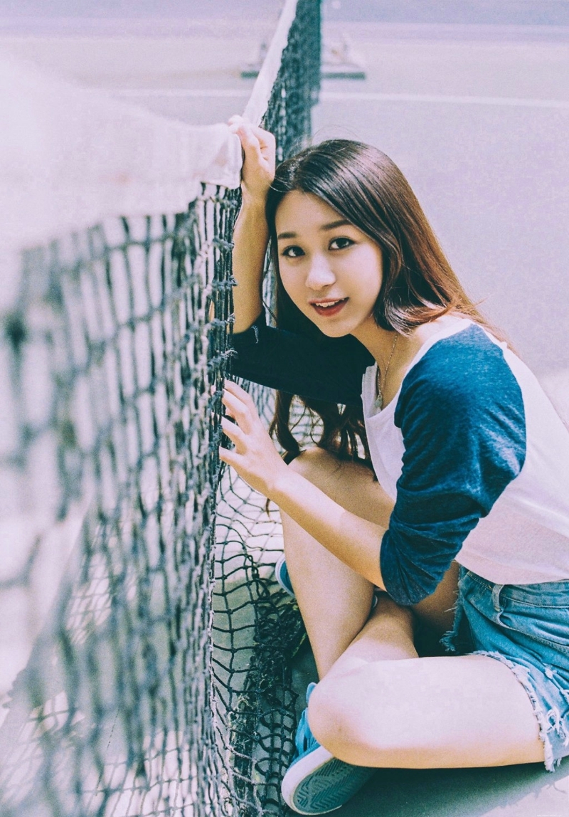 可爱萌妹子体育场内青春活泼卖萌写真