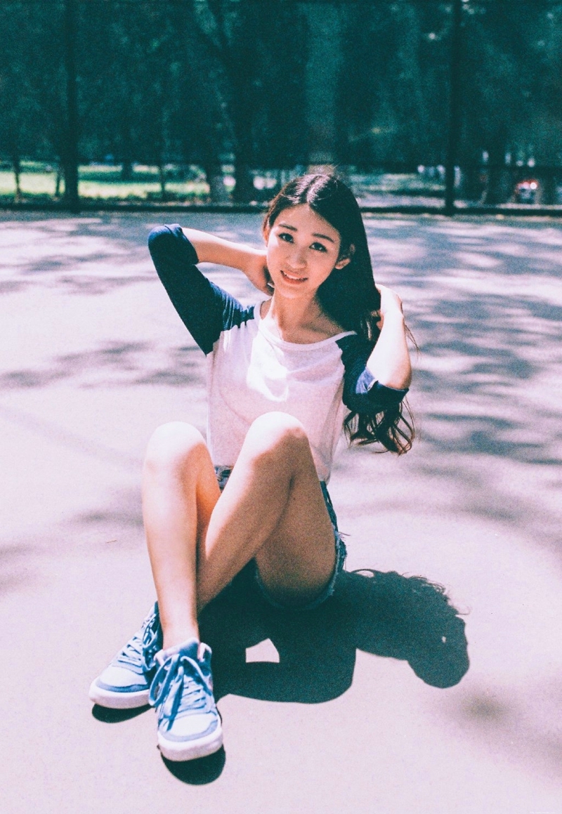 可爱萌妹子体育场内青春活泼卖萌写真