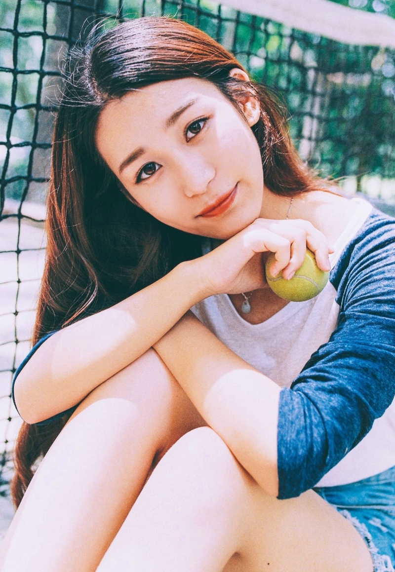 可爱萌妹子体育场内青春活泼卖萌写真