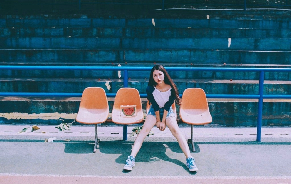 可爱萌妹子体育场内青春活泼卖萌写真