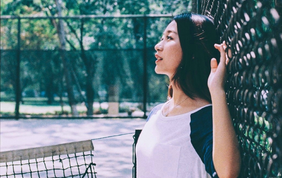 可爱萌妹子体育场内青春活泼卖萌写真