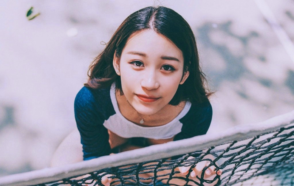 可爱萌妹子体育场内青春活泼卖萌写真