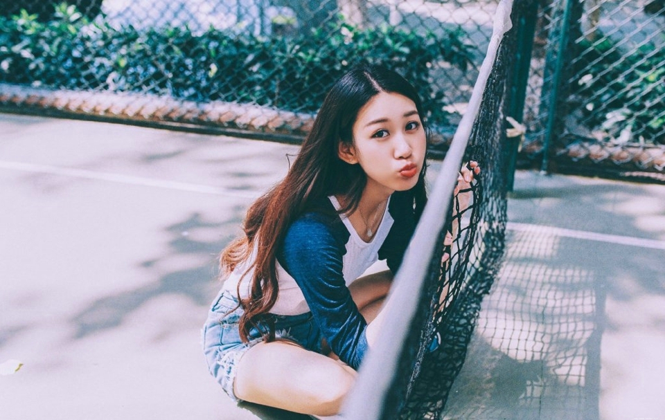 可爱萌妹子体育场内青春活泼卖萌写真