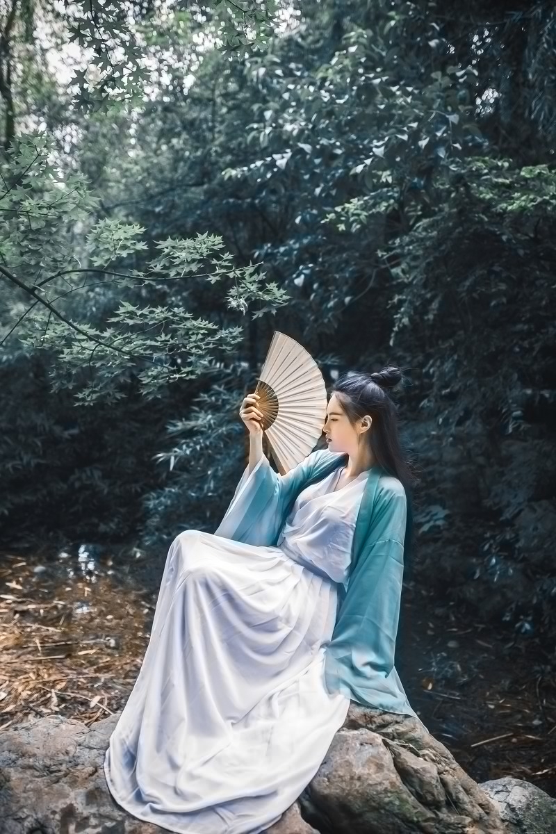 竹林里的古装美女阳光秀气唯美动人