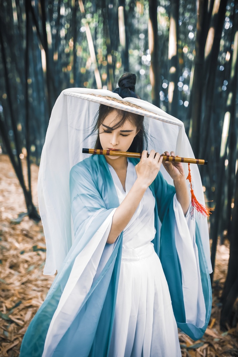 竹林里的古装美女阳光秀气唯美动人