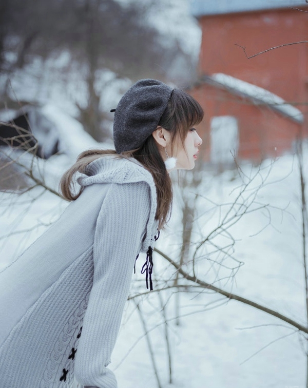 雪地内的气质美女养眼纯净写真