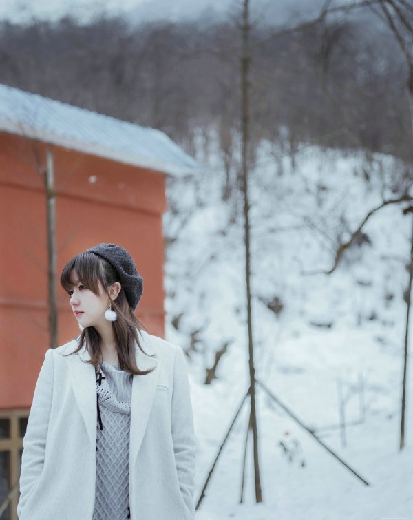 雪地内的气质美女养眼纯净写真