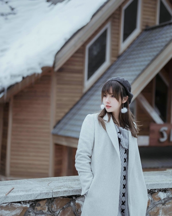 雪地内的气质美女养眼纯净写真