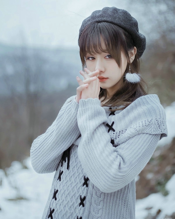 雪地内的气质美女养眼纯净写真