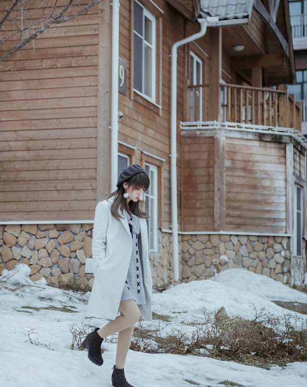 雪地内的气质美女养眼纯净写真