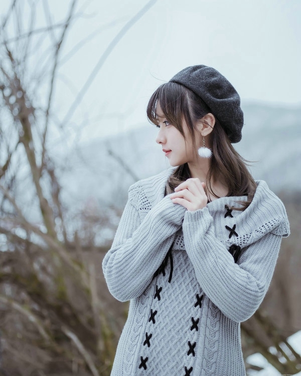 雪地内的气质美女养眼纯净写真