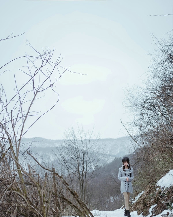 雪地内的气质美女养眼纯净写真
