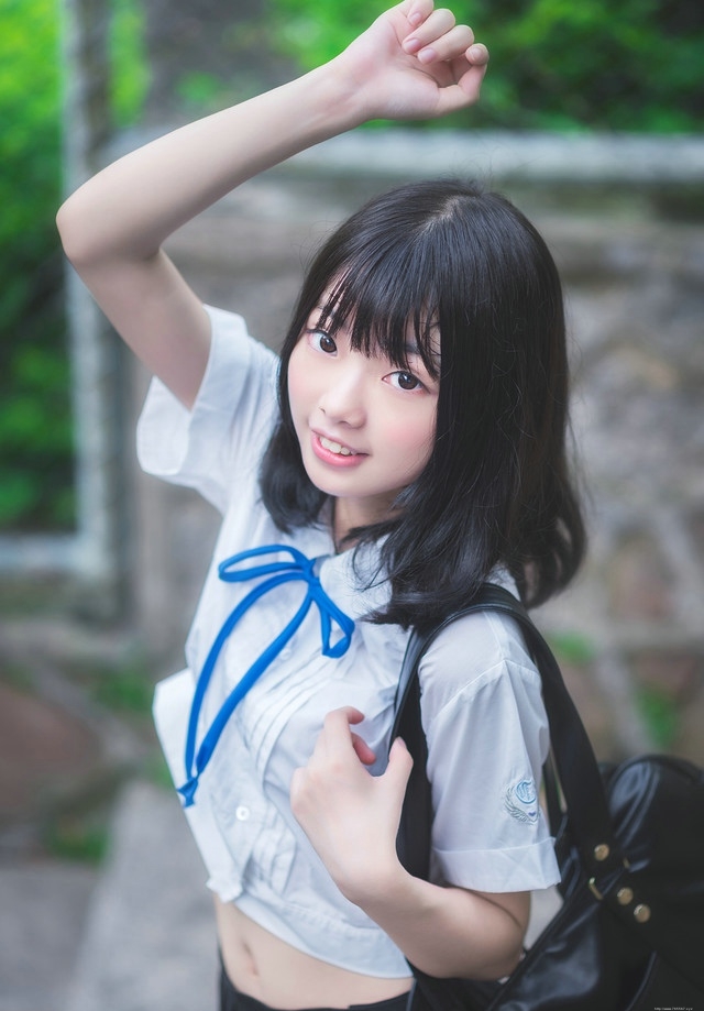 去年夏天短发少女学生制服阳光下清纯外拍