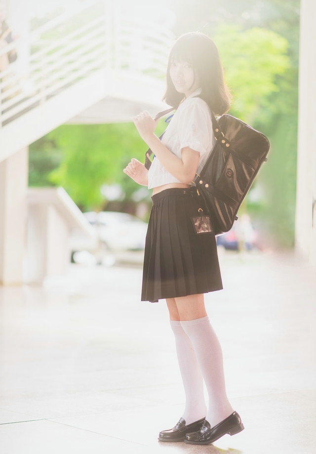 去年夏天短发少女学生制服阳光下清纯外拍