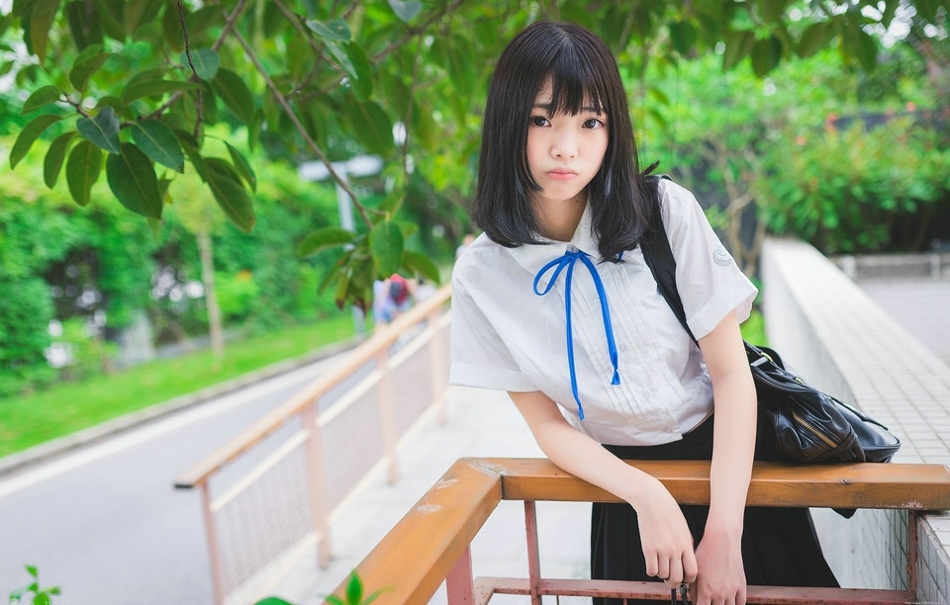 去年夏天短发少女学生制服阳光下清纯外拍