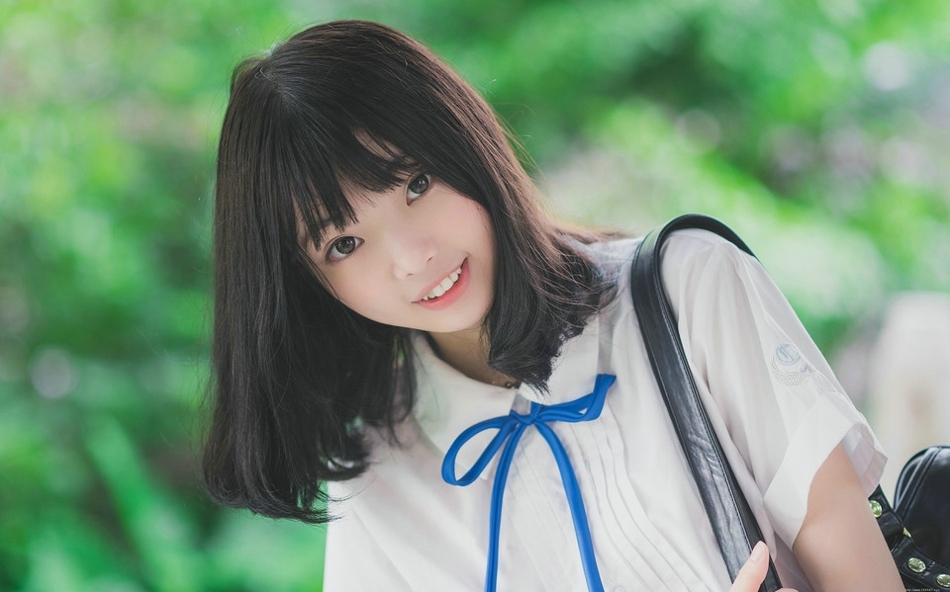 去年夏天短发少女学生制服阳光下清纯外拍