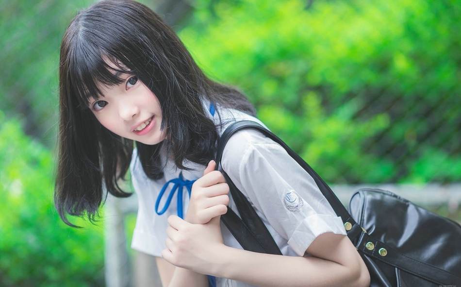 去年夏天短发少女学生制服阳光下清纯外拍