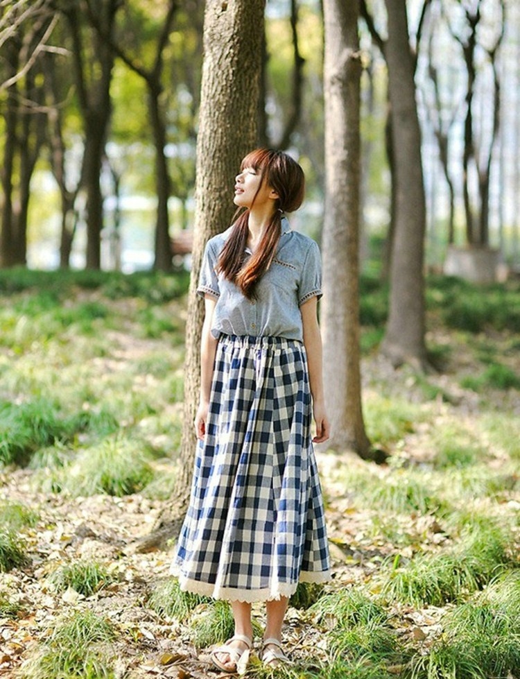 蓝色格子长裙森系美女户外感受自然的清新魅力