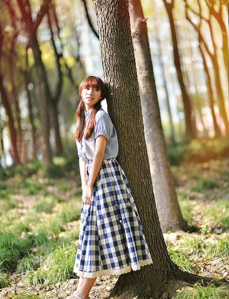 蓝色格子长裙森系美女户外感受自然的清新魅力