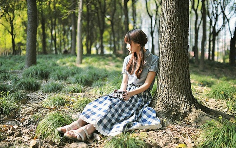 蓝色格子长裙森系美女户外感受自然的清新魅力