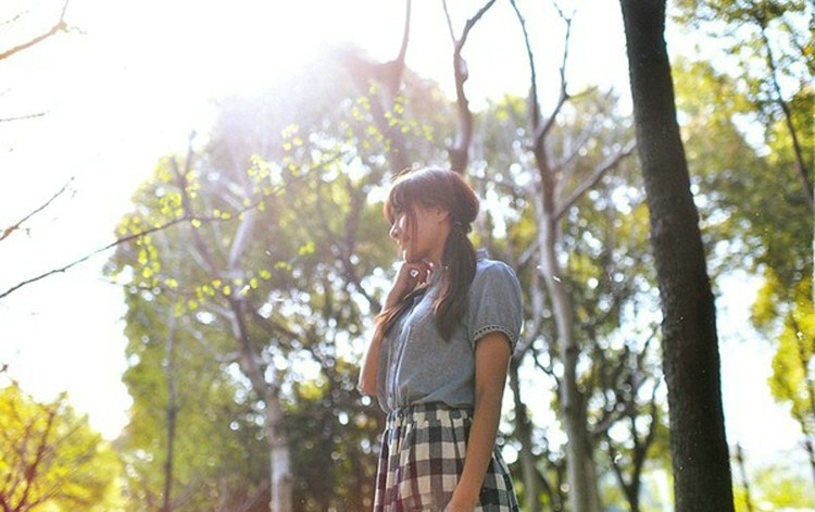 蓝色格子长裙森系美女户外感受自然的清新魅力