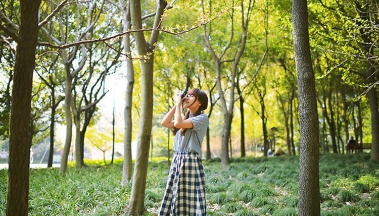 蓝色格子长裙森系美女户外感受自然的清新魅力