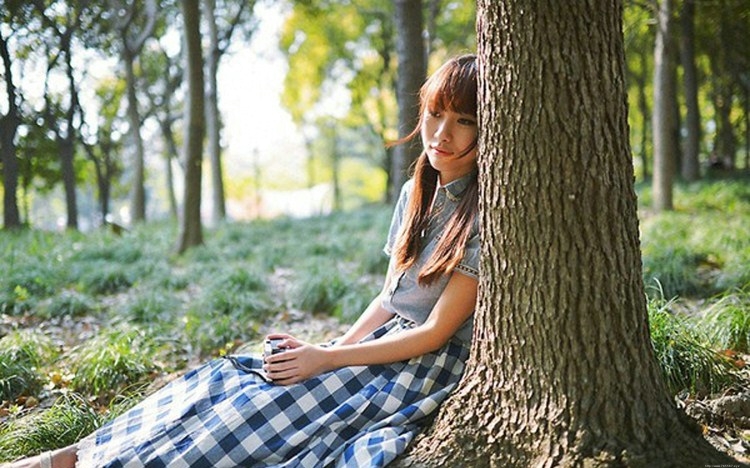 蓝色格子长裙森系美女户外感受自然的清新魅力