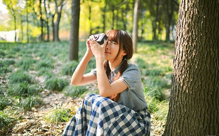 蓝色格子长裙森系美女户外感受自然的清新魅力