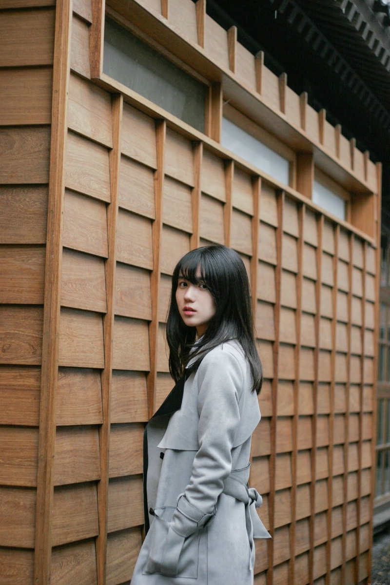 日系风衣萌妹子纯真浓眉大眼