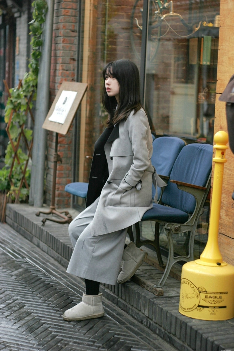 日系风衣萌妹子纯真浓眉大眼