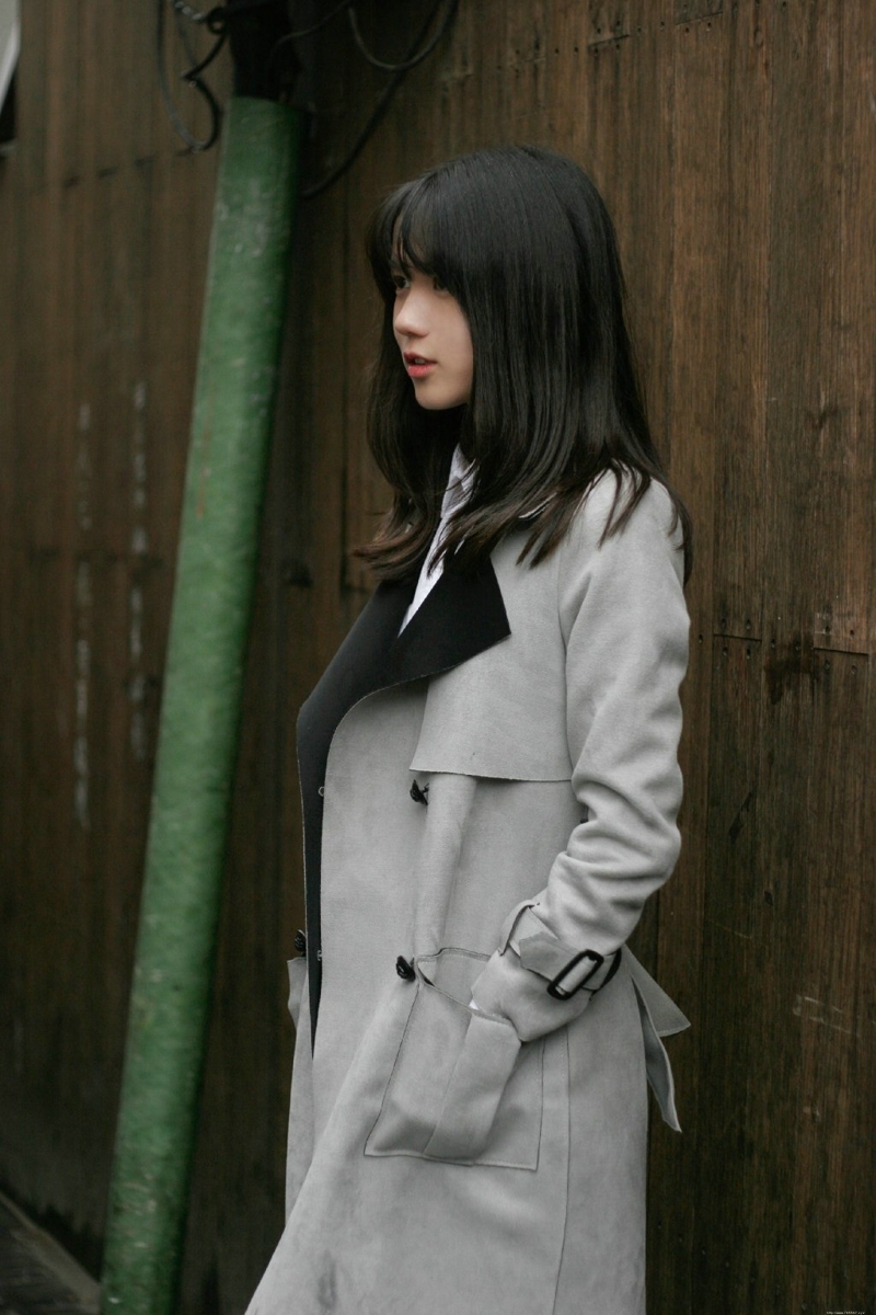 日系风衣萌妹子纯真浓眉大眼