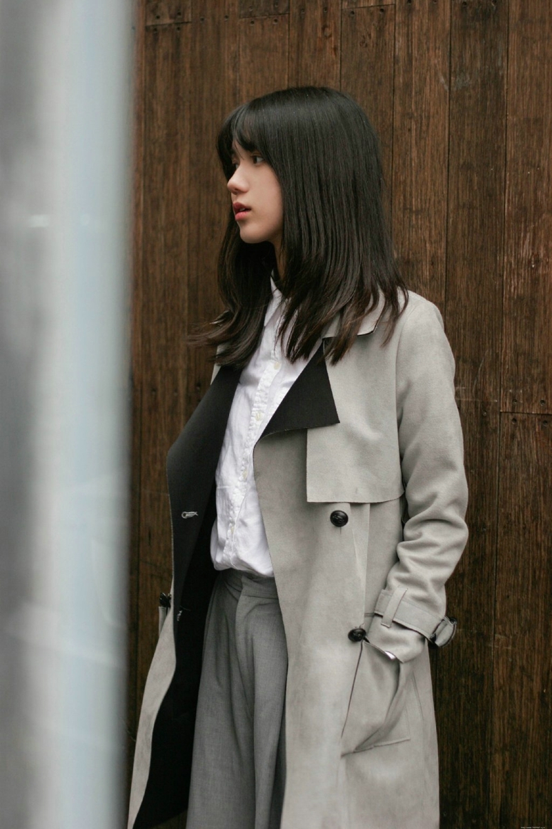 日系风衣萌妹子纯真浓眉大眼