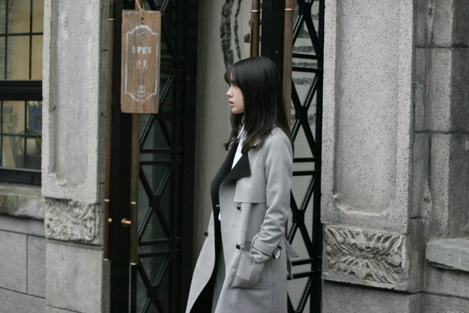 日系风衣萌妹子纯真浓眉大眼