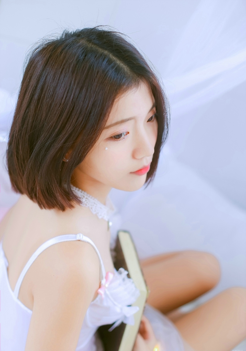 气质美女蕾丝红唇娇嫩可人写真