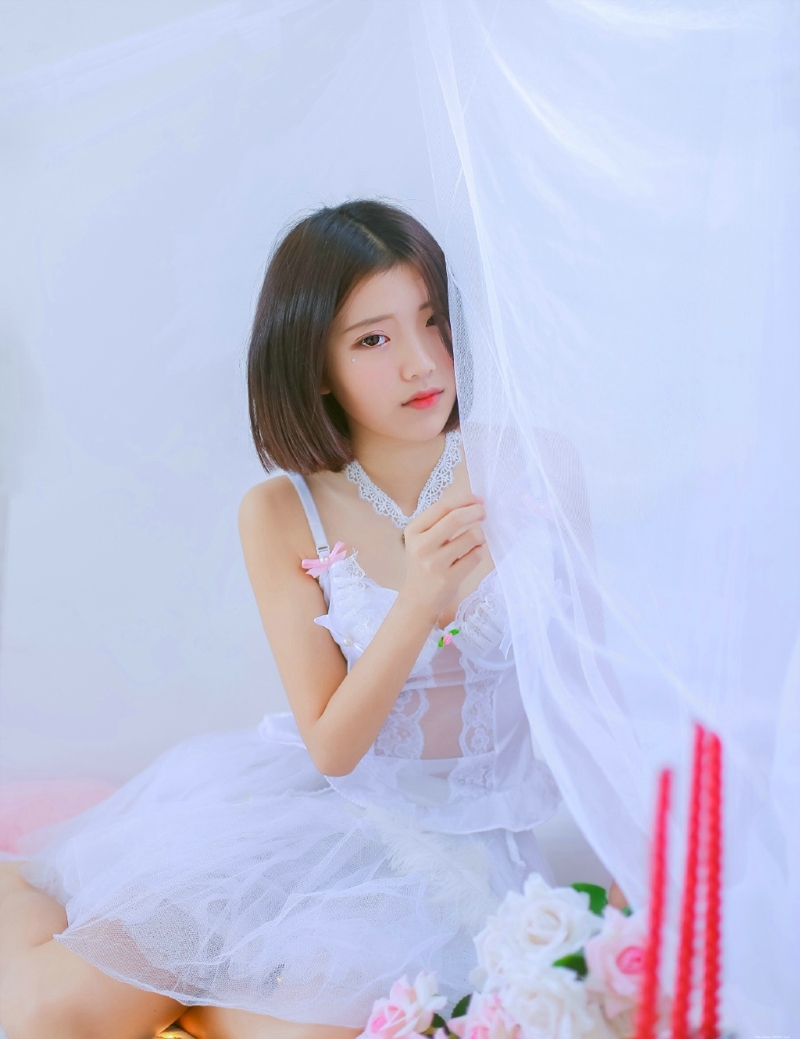 气质美女蕾丝红唇娇嫩可人写真