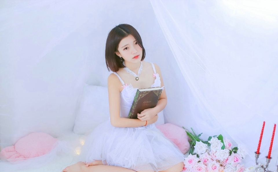 气质美女蕾丝红唇娇嫩可人写真