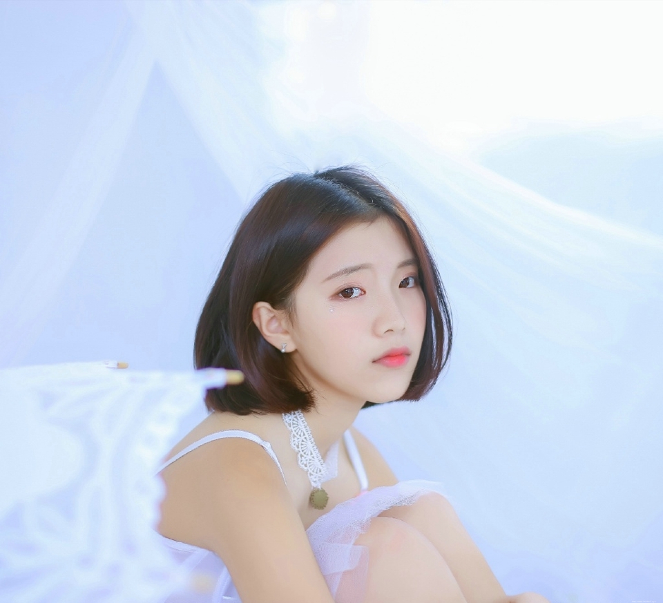 气质美女蕾丝红唇娇嫩可人写真