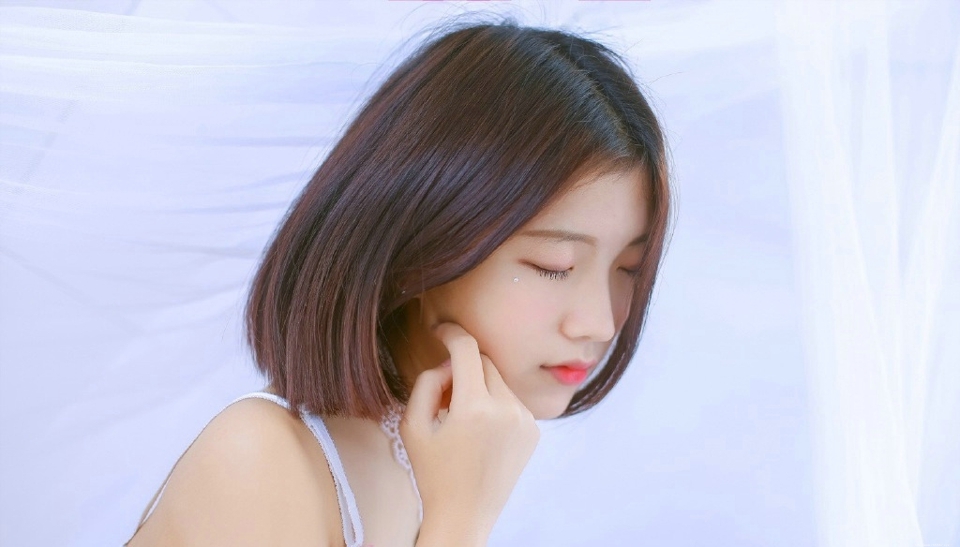 气质美女蕾丝红唇娇嫩可人写真