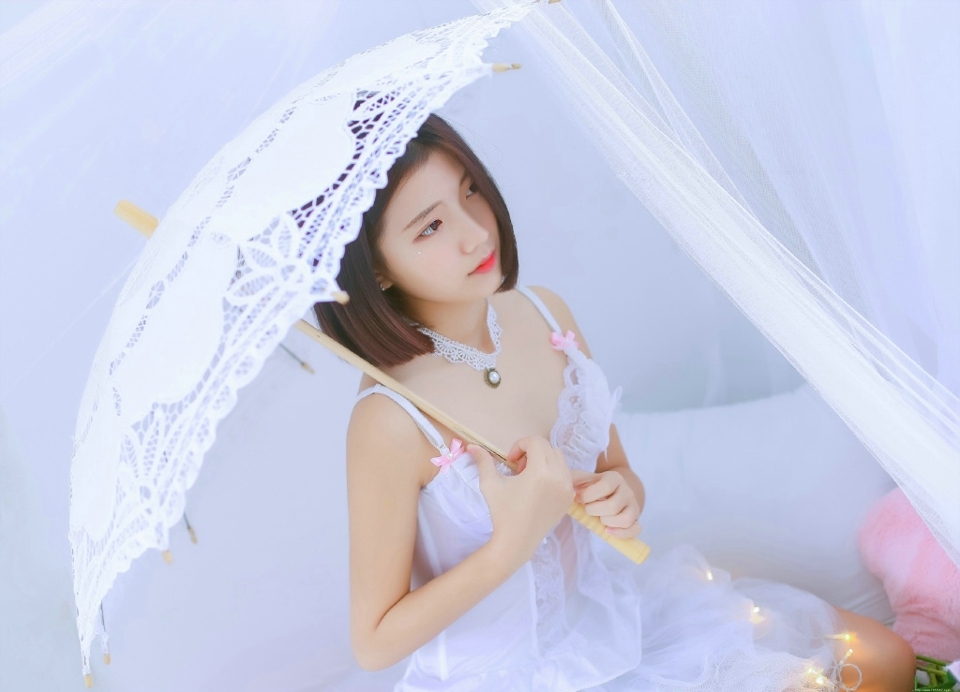 气质美女蕾丝红唇娇嫩可人写真