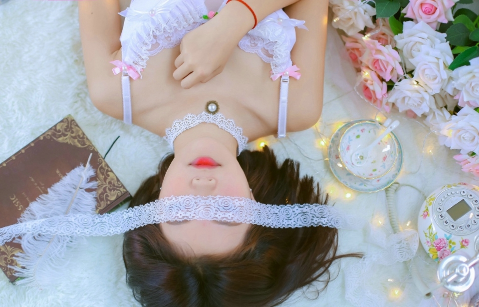 气质美女蕾丝红唇娇嫩可人写真