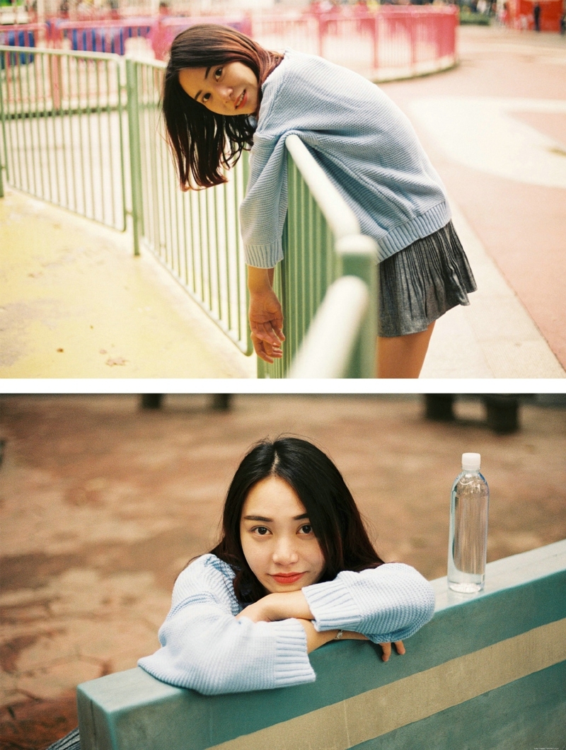 游乐场内的清新美女大眼灵动