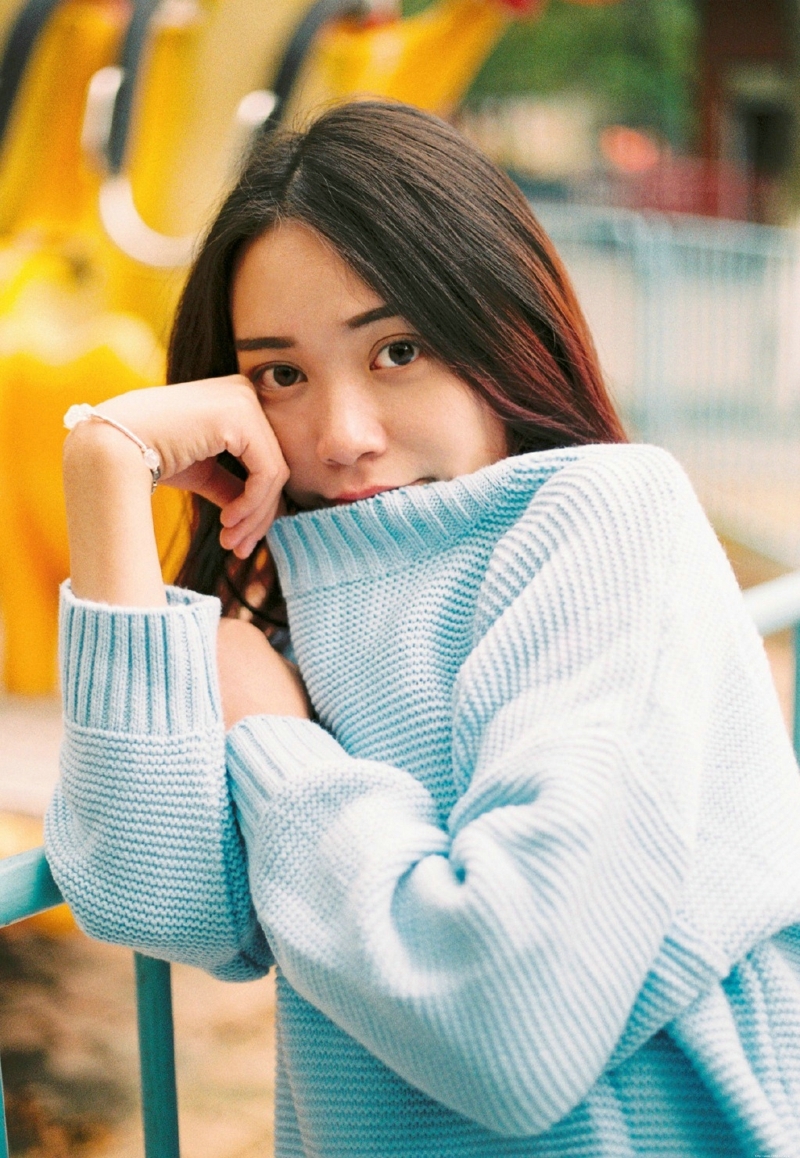 游乐场内的清新美女大眼灵动