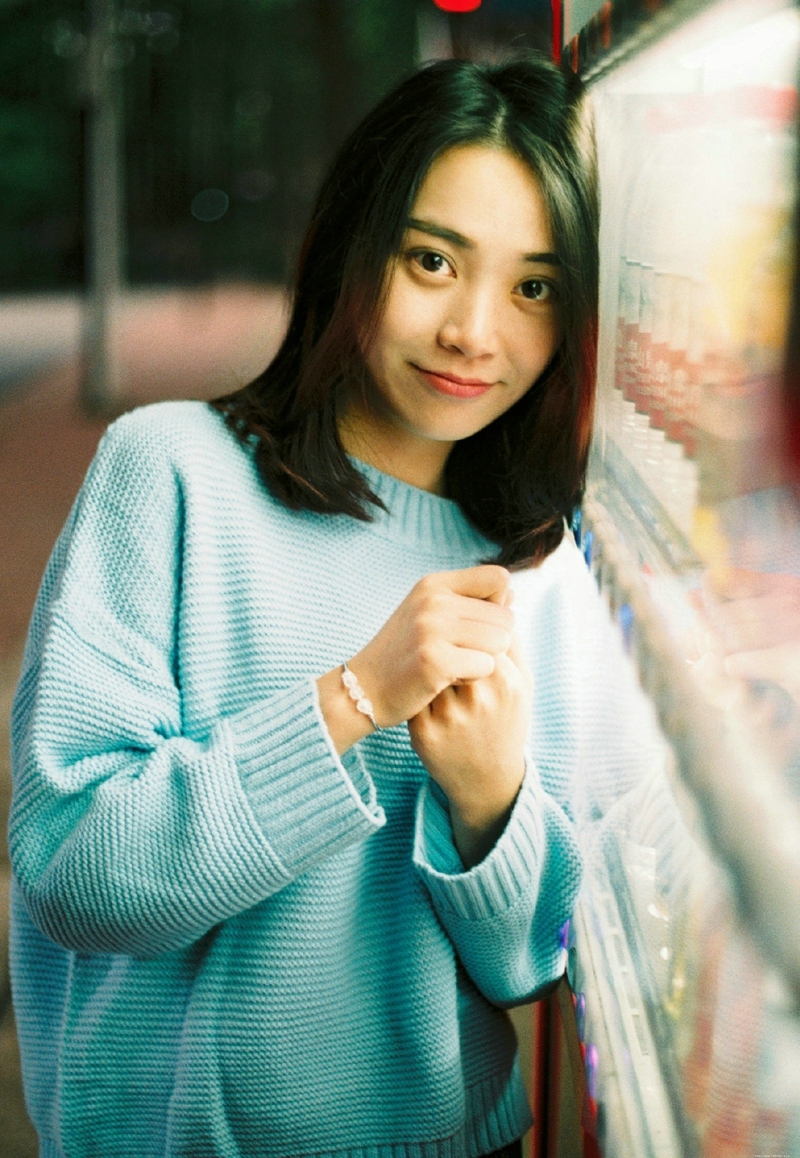 游乐场内的清新美女大眼灵动