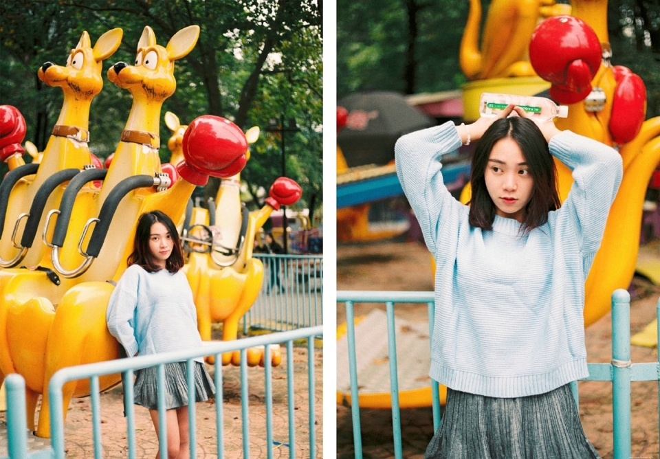 游乐场内的清新美女大眼灵动