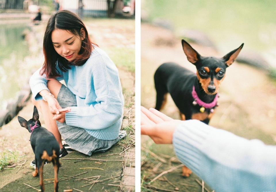 游乐场内的清新美女大眼灵动